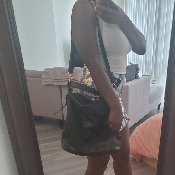 Zip close vegan soft leather tote - Picture 9 of 11